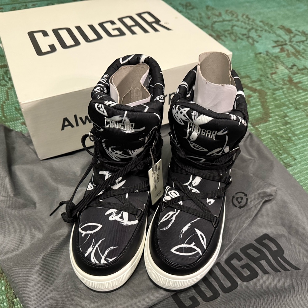 Cougar Wink Women's US 7 Black and White Boots Abstract